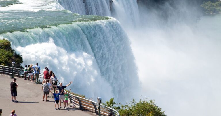 Finding the Best Period to Explore Niagara Falls - Seasonal Symphony