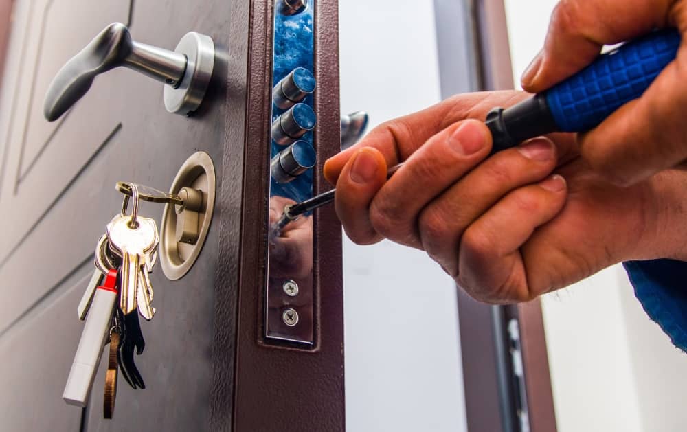 locksmith-repairing-door-lock
